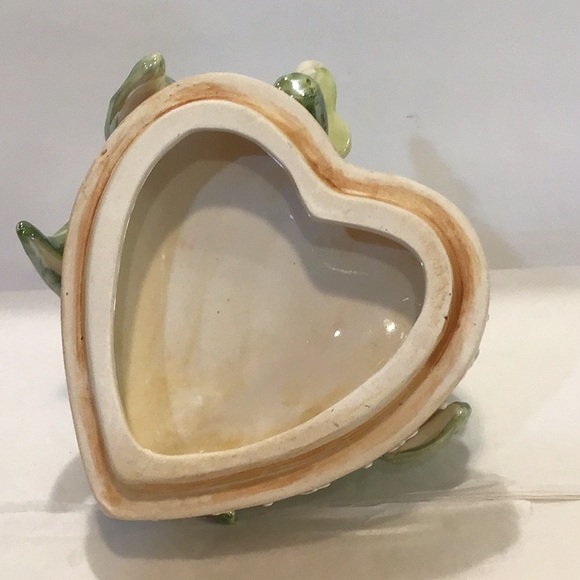 Heart shaped trinket dish with Mama & baby frog statuettes on top. - Picture 6 of 10